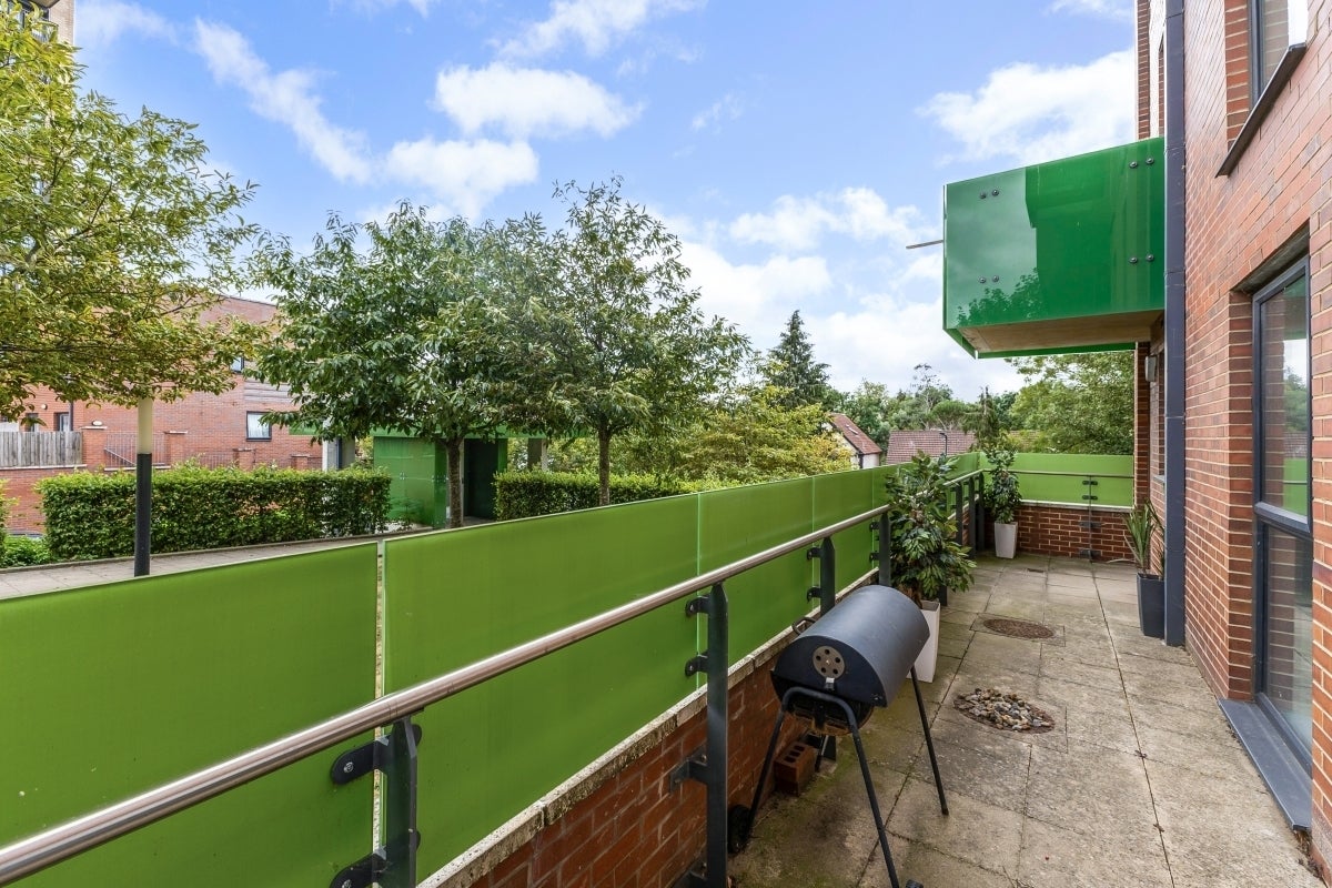 Flat Brook Avenue in Greater London