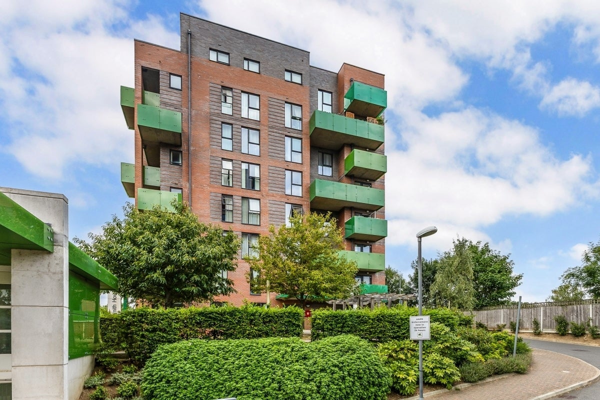 Flat Brook Avenue in Greater London