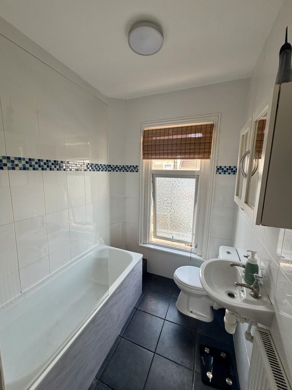 Room Lilstock Avenue in Bristol