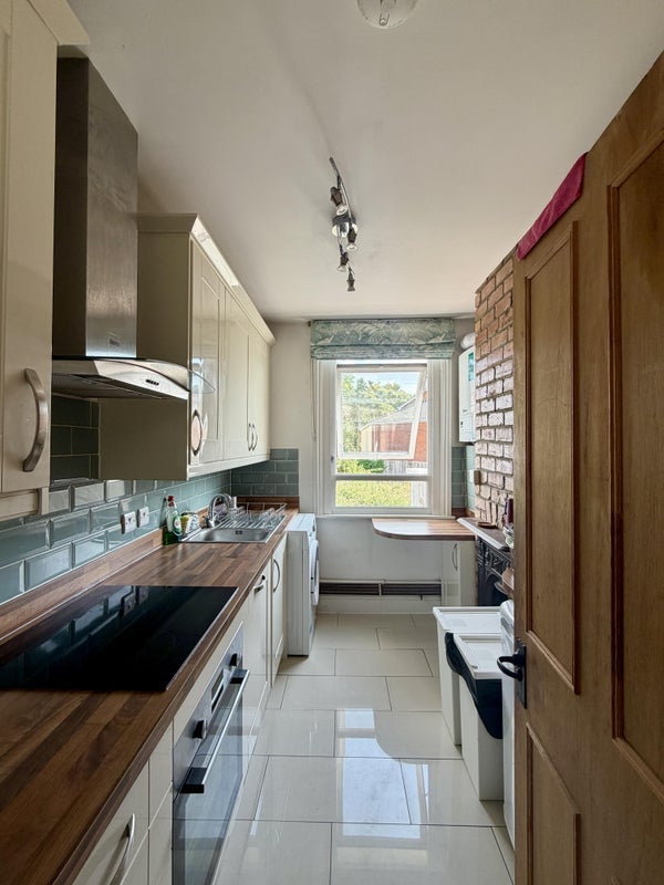 Room Lilstock Avenue in Bristol