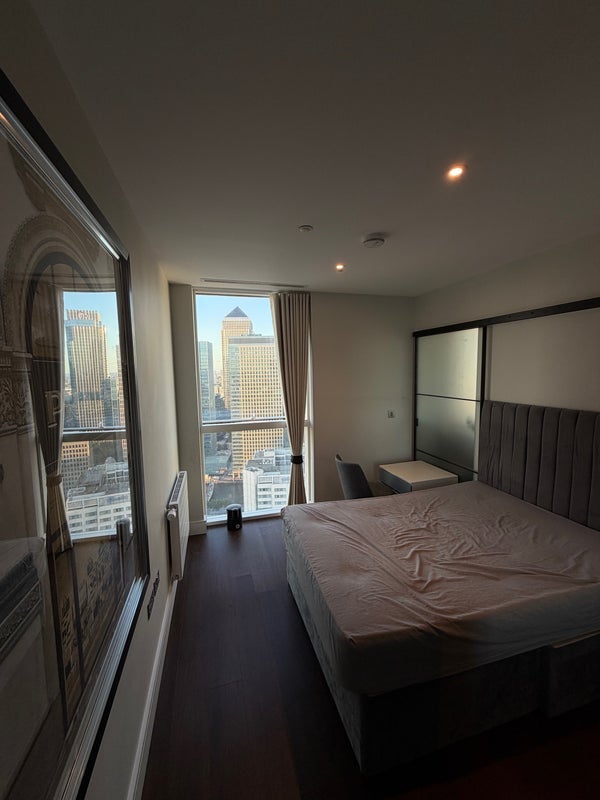 Room Harbour Way in Greater London