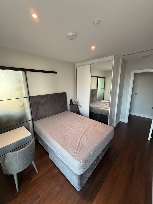 Room Harbour Way in Greater London
