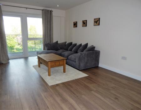 Flat Boulevard Drive in Greater London