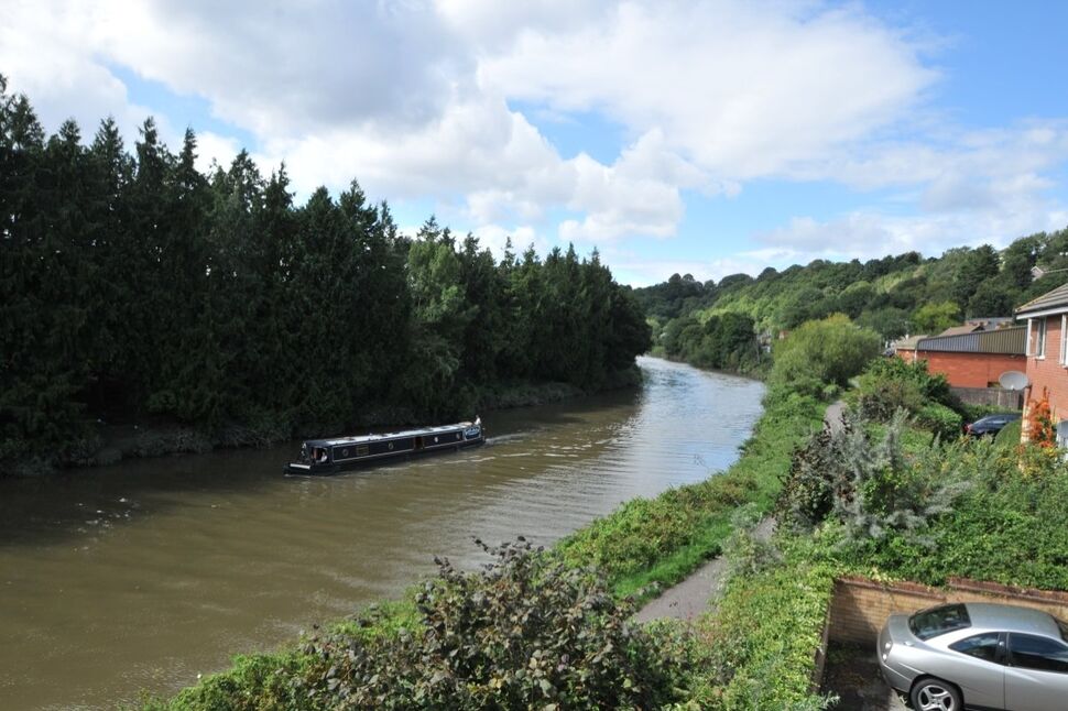 Flat Butlers Close in Bristol