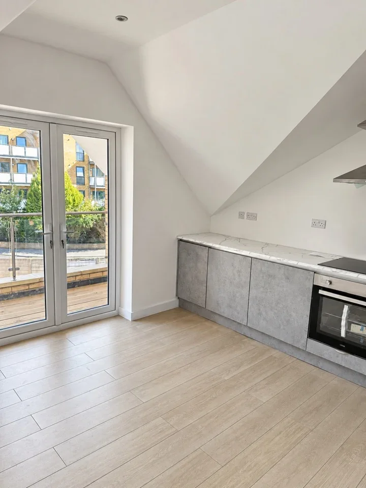 Flat Thornhill Road in Greater London