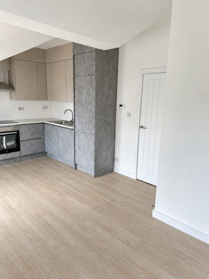 Flat Thornhill Road in Greater London