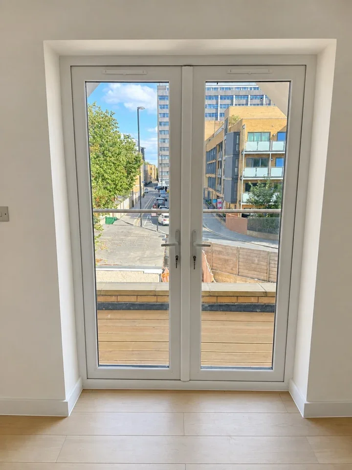 Flat Thornhill Road in Greater London