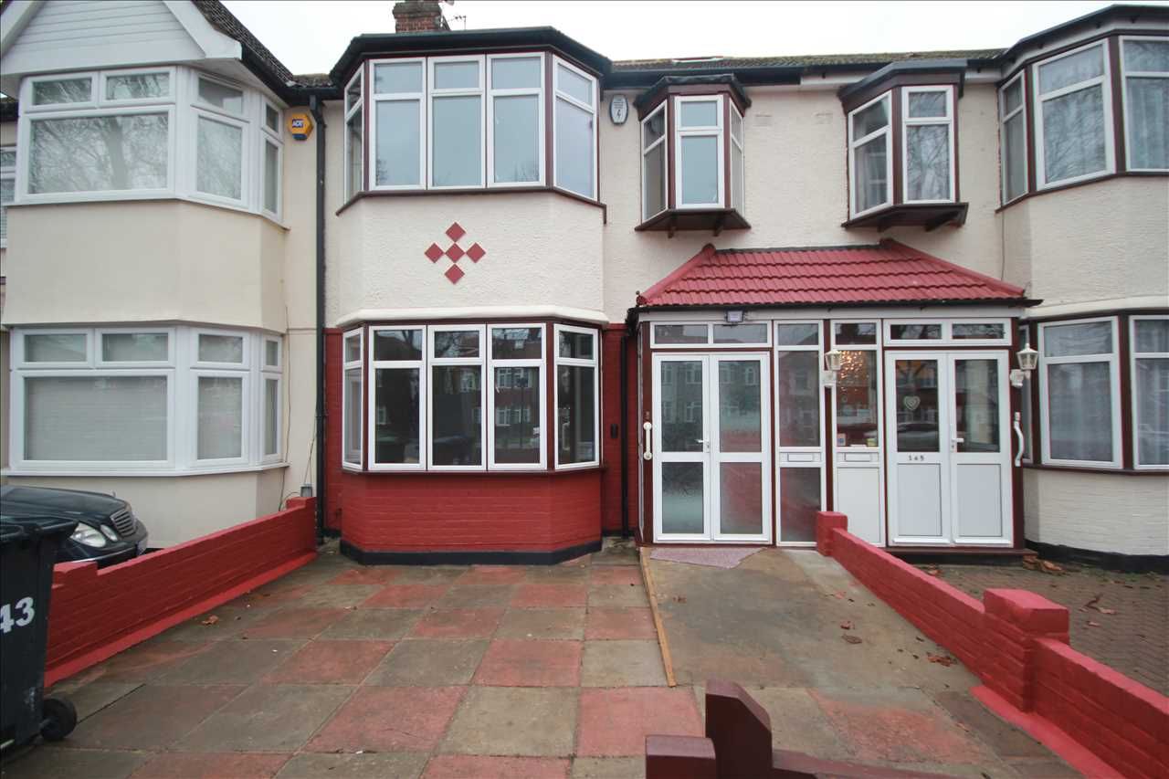 House Whitton Avenue East in Greater London