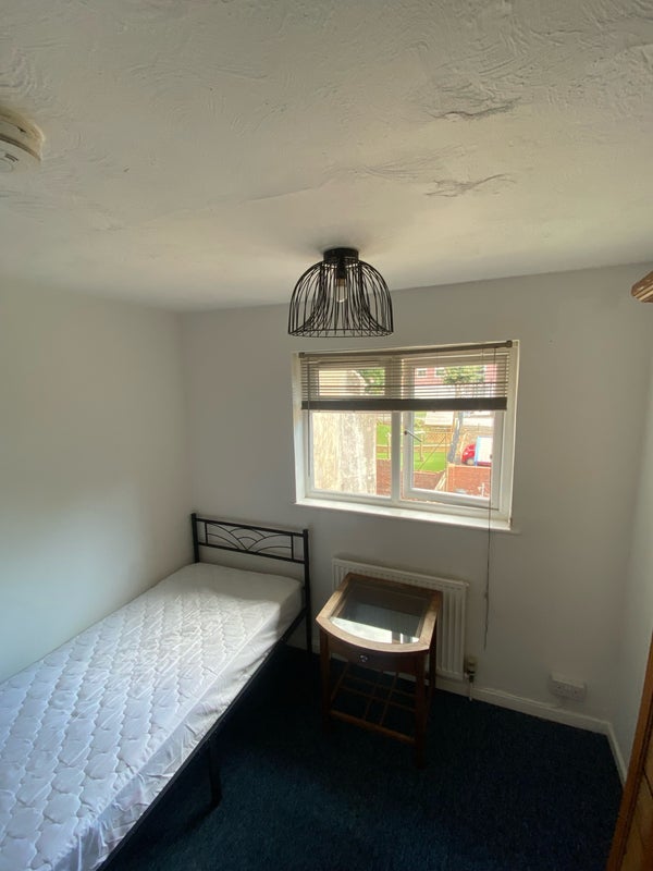 Room Aberdeen Road in Bristol