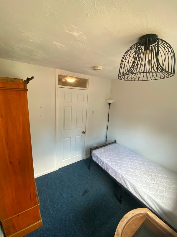 Room Aberdeen Road in Bristol