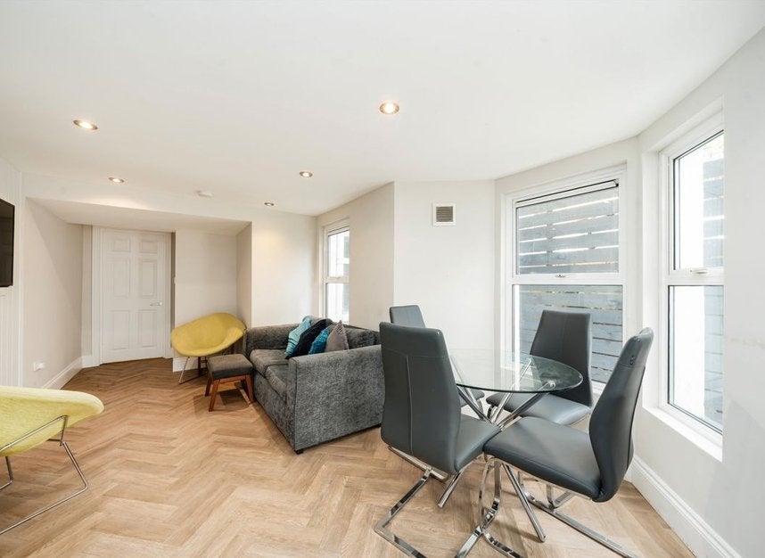 Flat Kilburn Park Road in City of Westminster