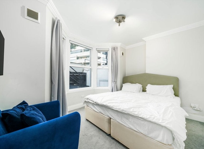 Flat Kilburn Park Road in City of Westminster