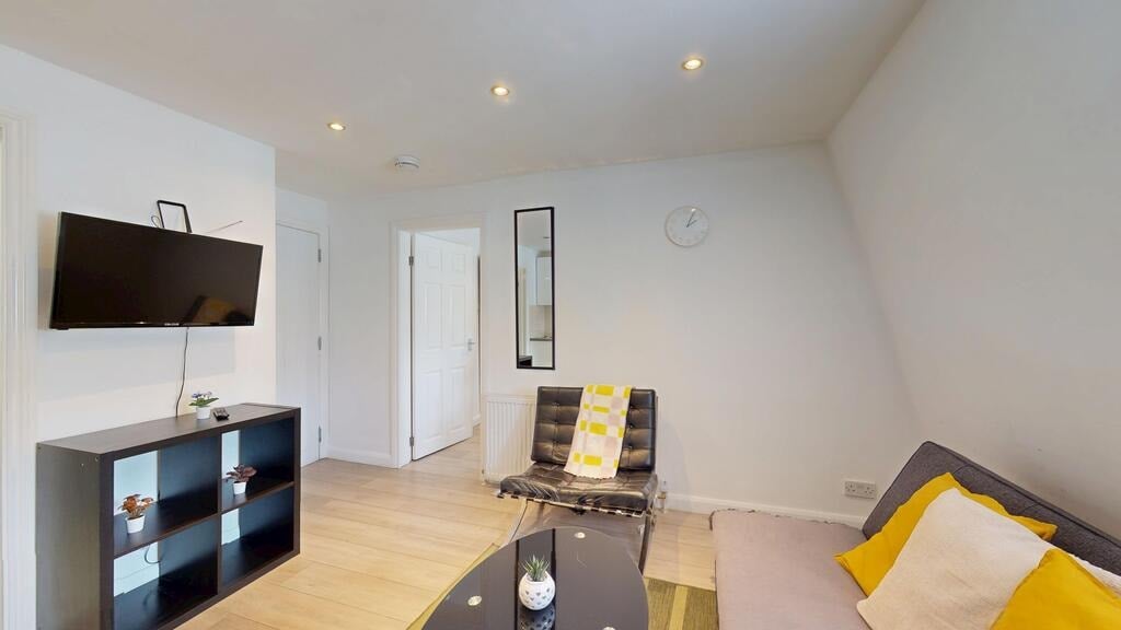 Flat Hogarth Road in Greater London