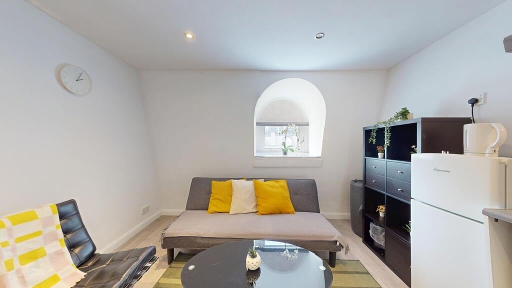 Flat Hogarth Road in Greater London