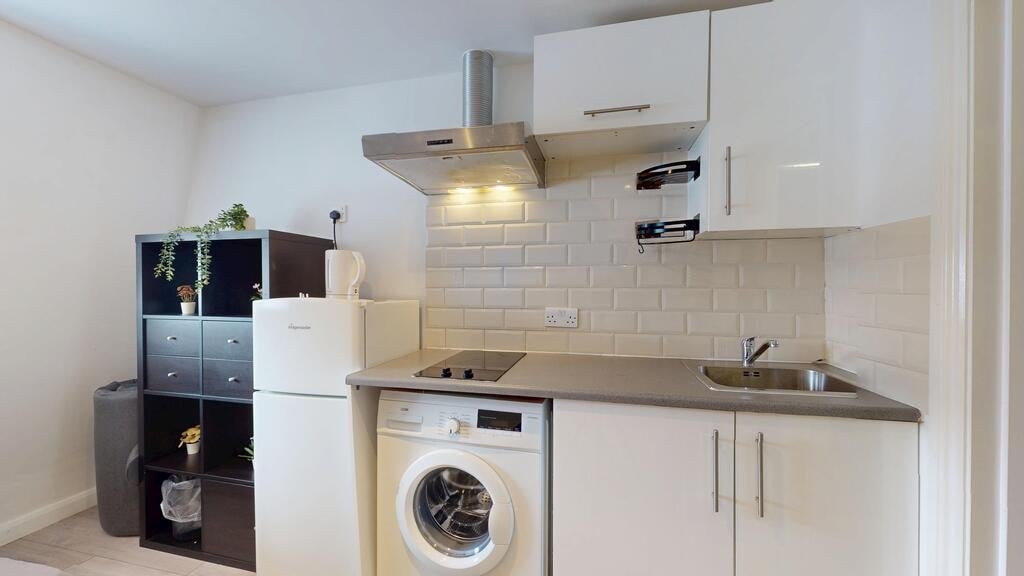 Flat Hogarth Road in Greater London