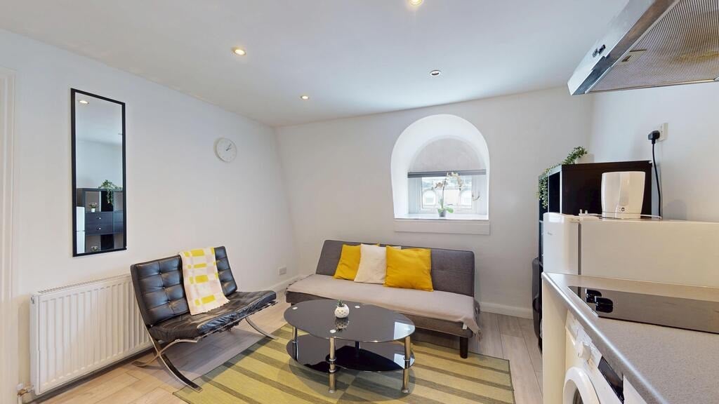 Flat Hogarth Road in Greater London