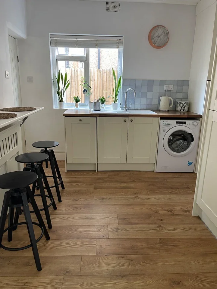 Room Lannoy Road in Greater London