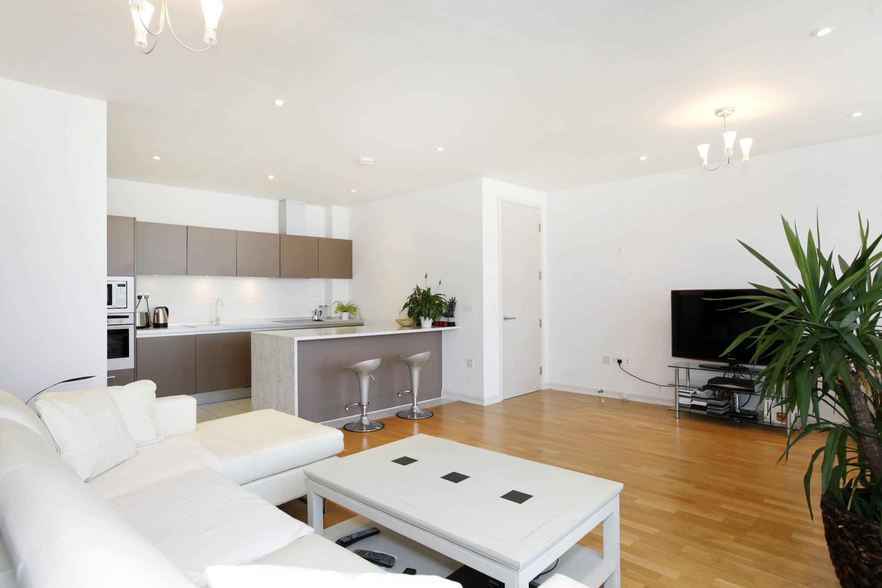 Flat Melliss Avenue in Greater London