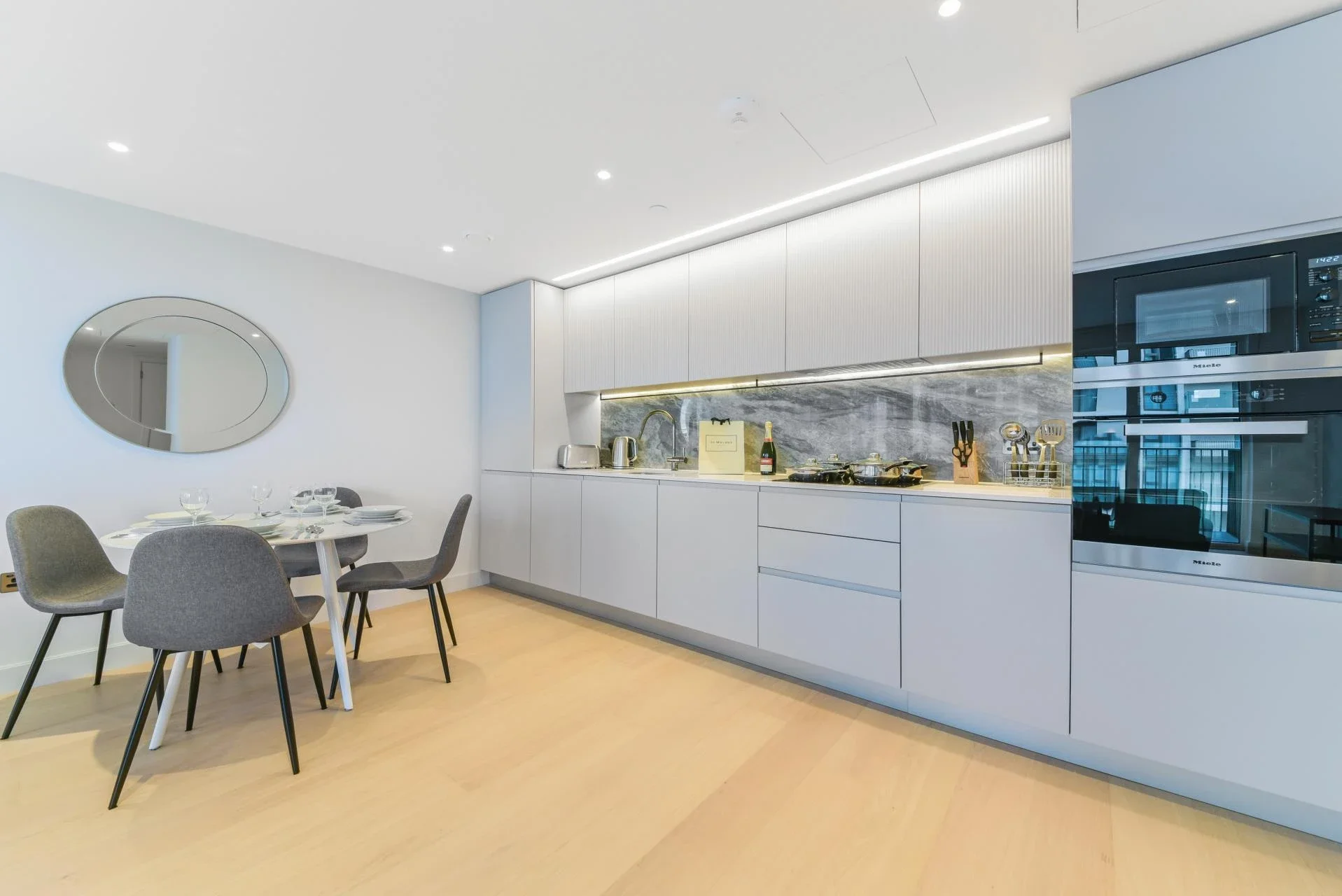 Flat Macfarlane Road in Greater London