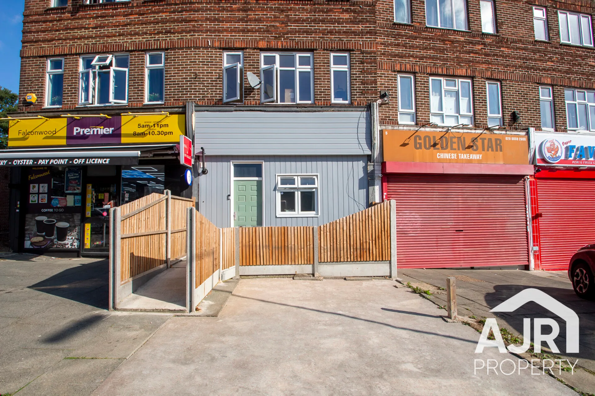 Flat Lingfield Crescent in Greater London