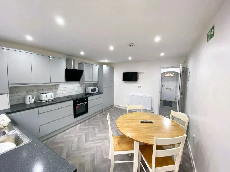 Room Sandford Road in Bradford