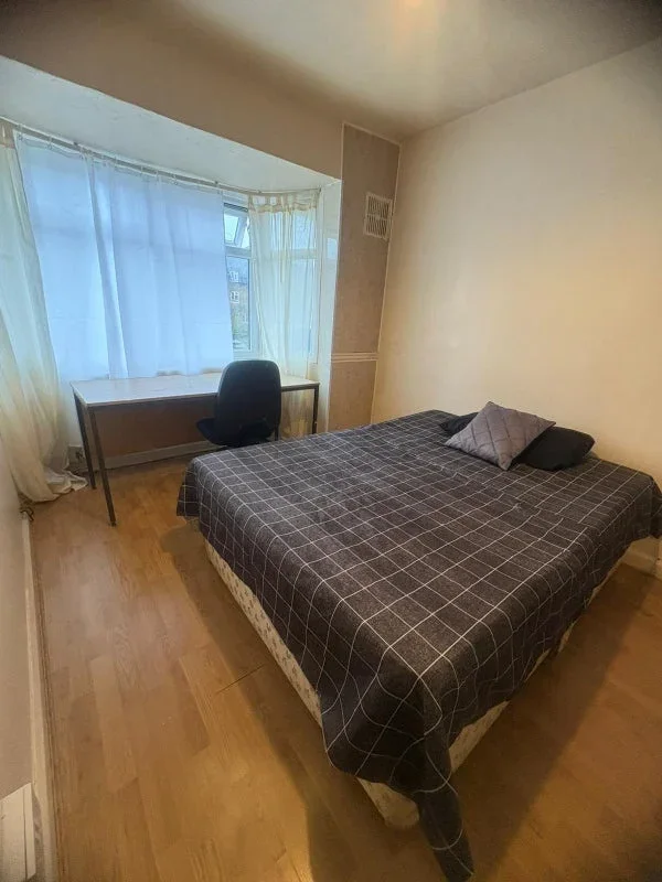Room Sandford Road in Bradford