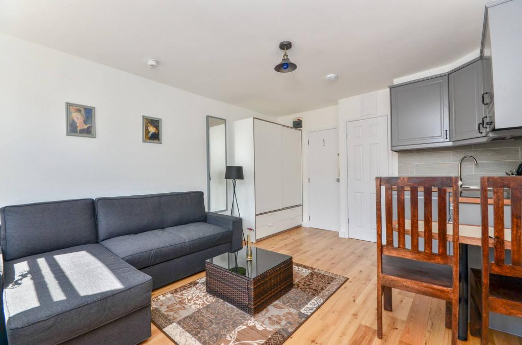 Flat Penywern Road in Greater London