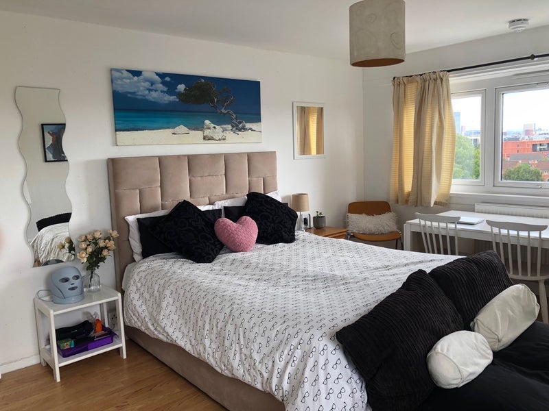 Room Paddington Close in Salford
