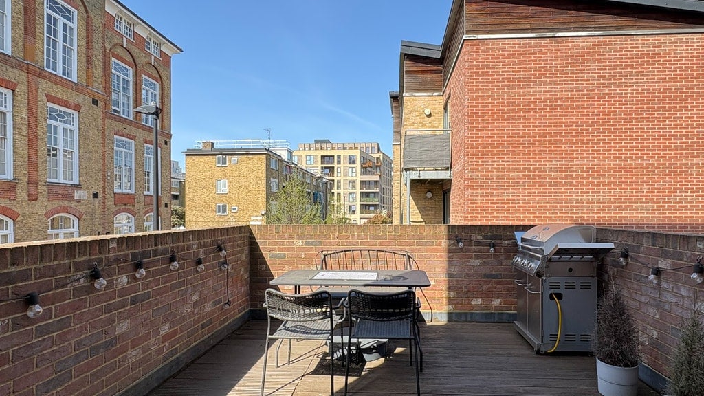 Flat Pelling Street in Greater London