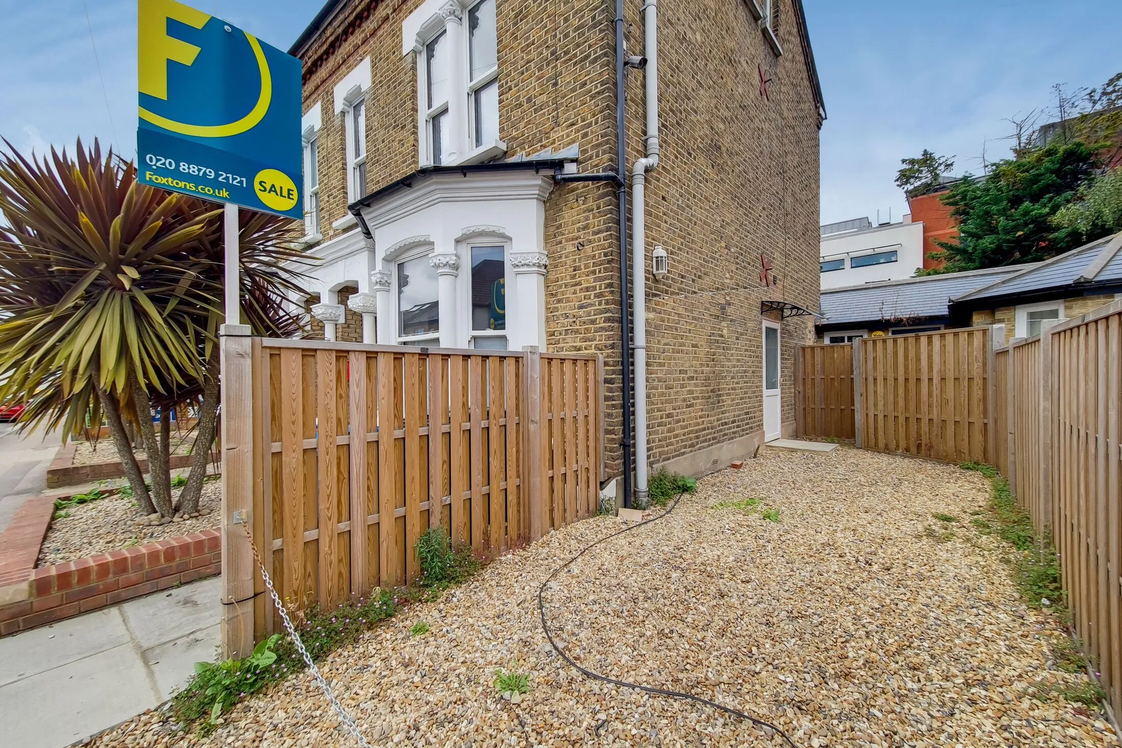 Flat Hardman Road in Greater London
