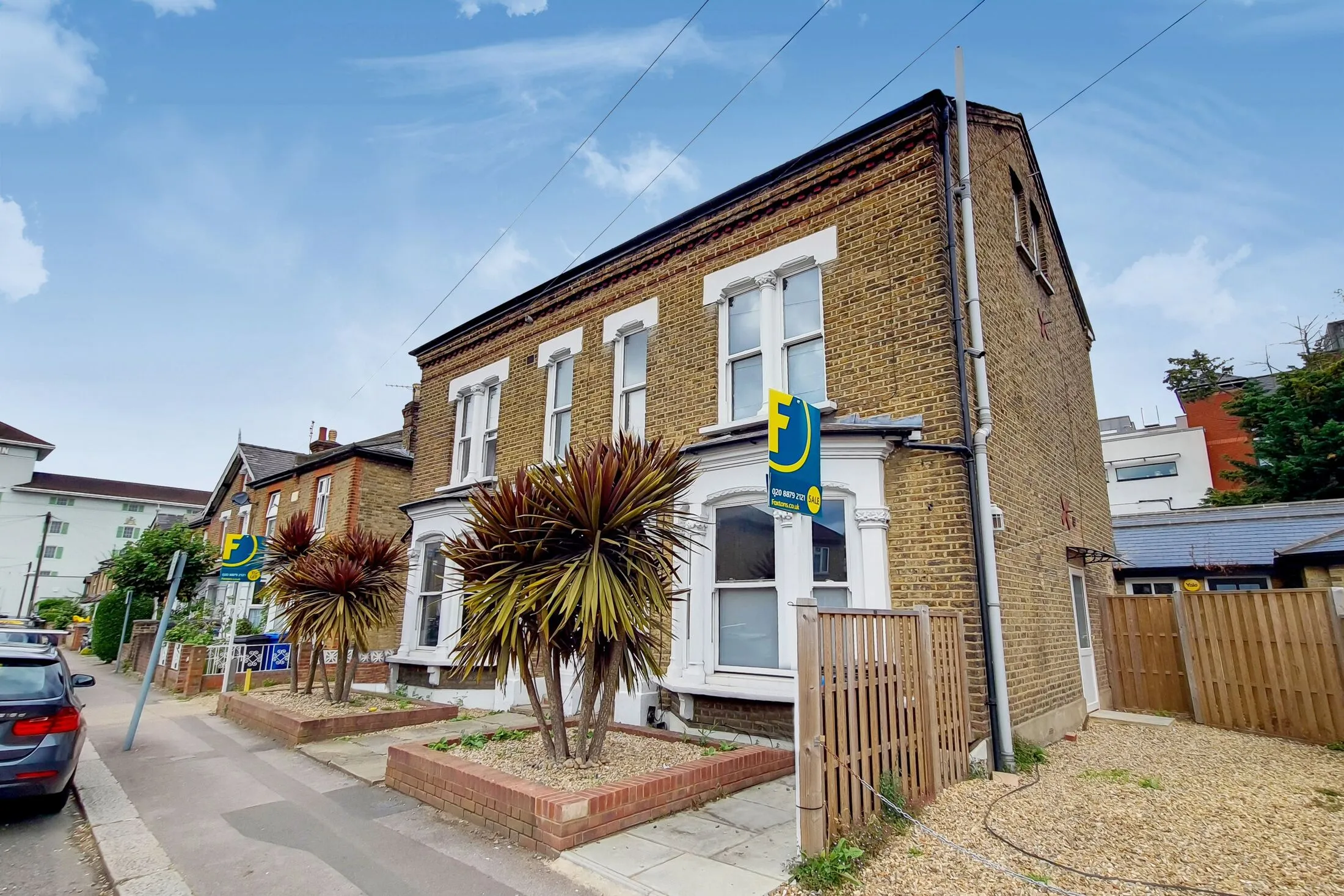 Flat Hardman Road in Greater London