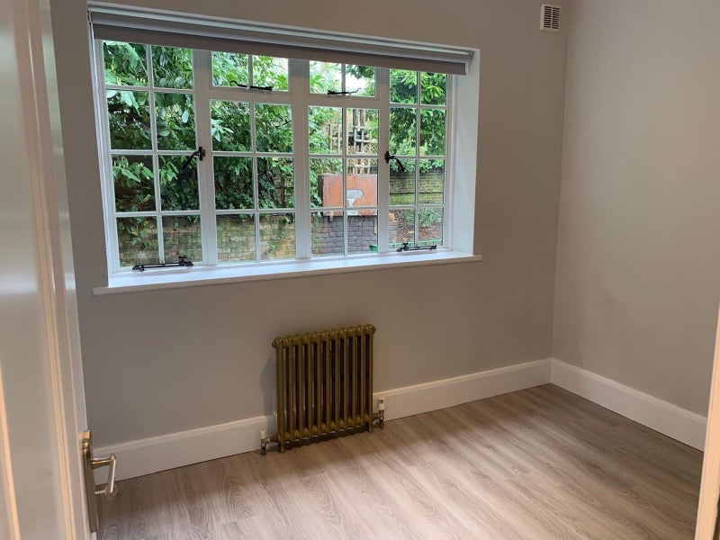 Flat Ealing Village in Greater London