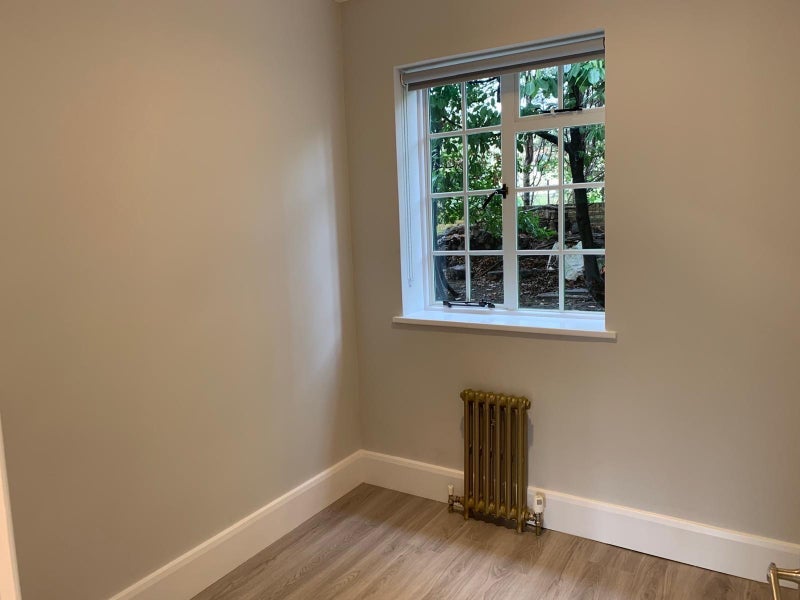 Flat Ealing Village in Greater London