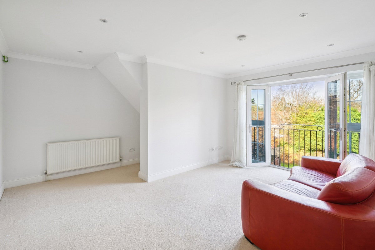 Flat Oakshade Road in Cobham
