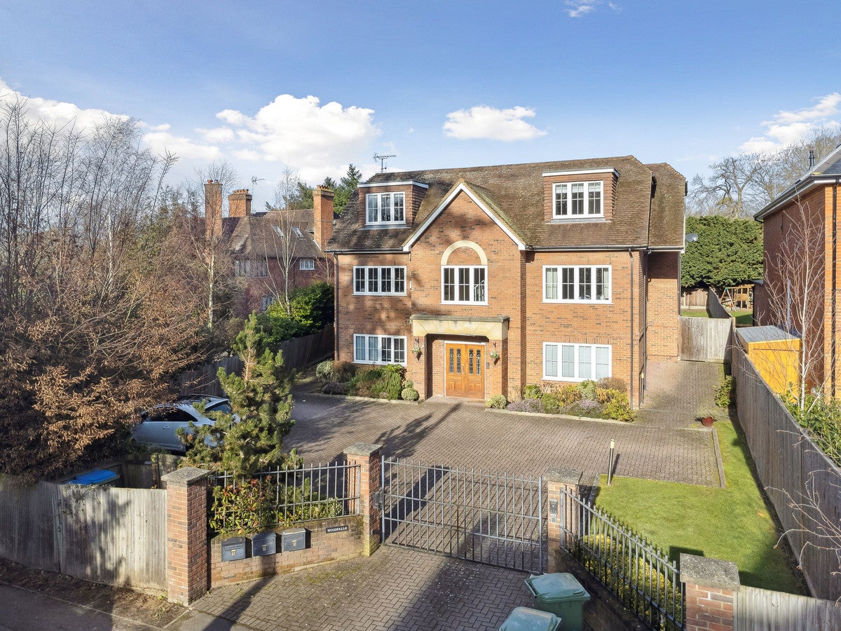 Flat Oakshade Road in Cobham