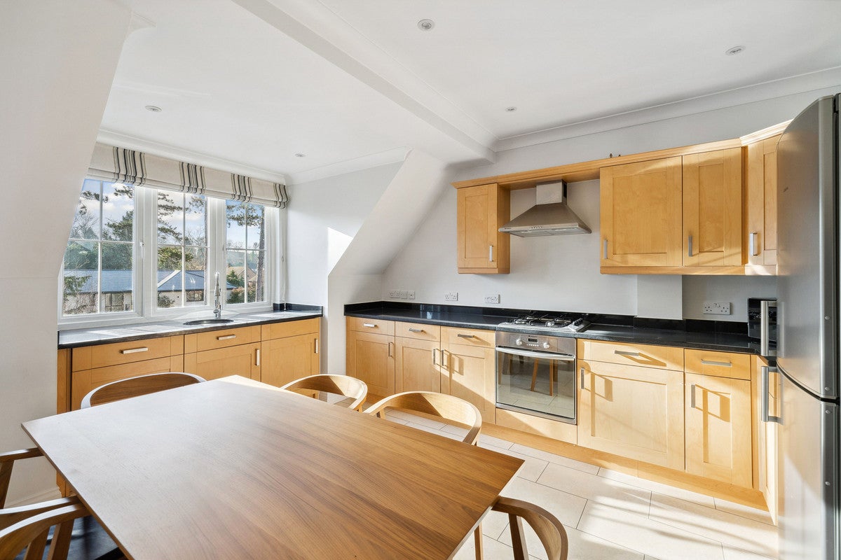 Flat Oakshade Road in Cobham