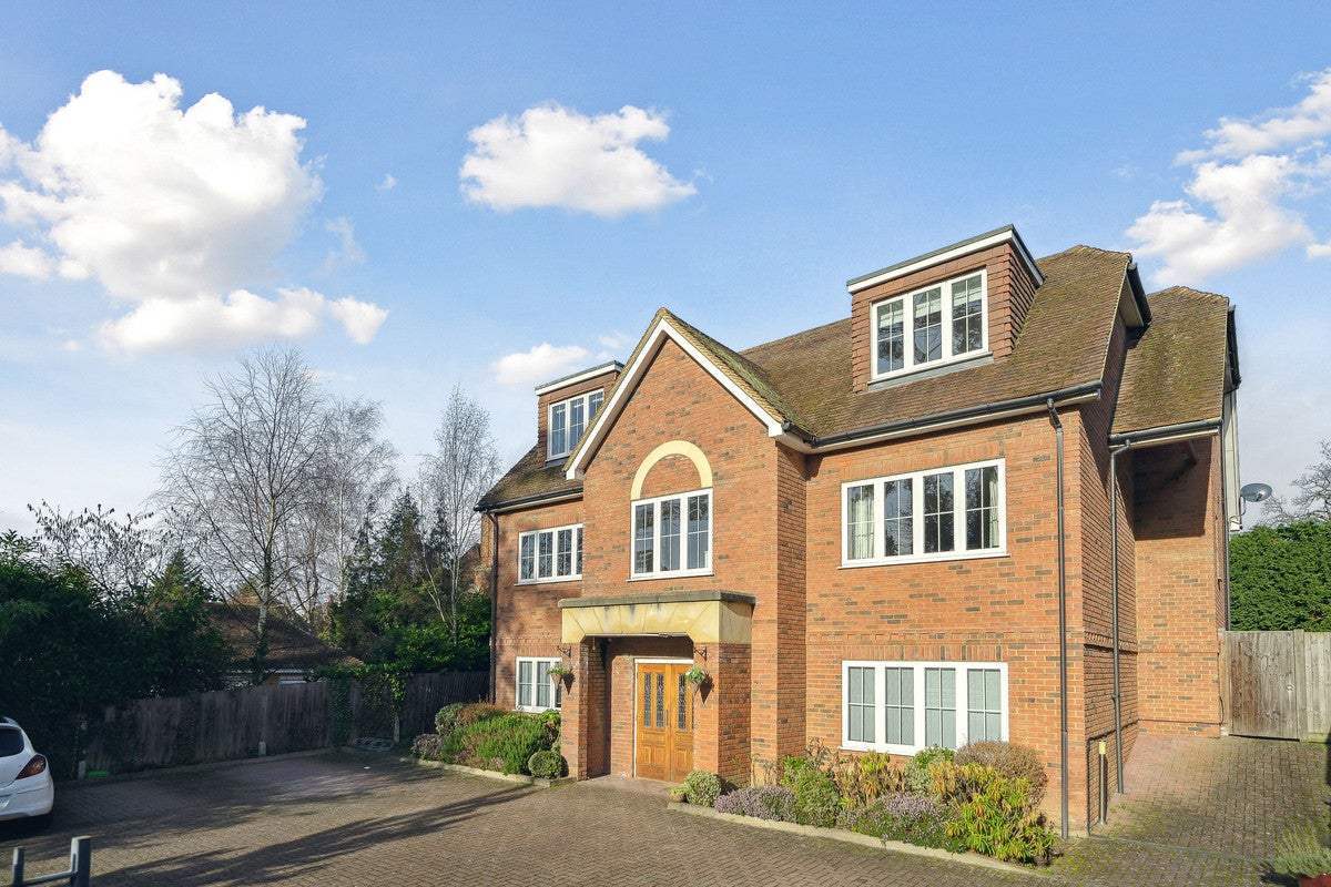 Flat Oakshade Road in Cobham