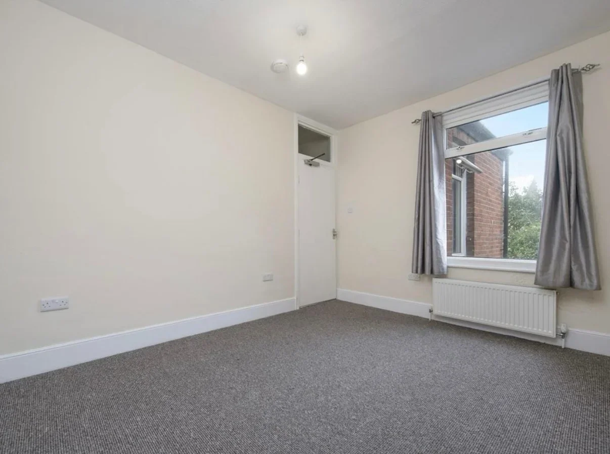 Room Desborough Road in High Wycombe