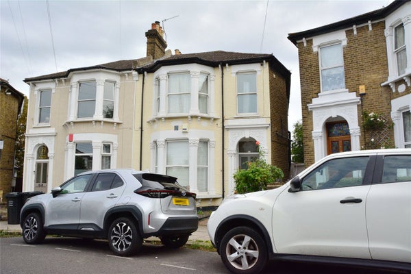 Flat St. Swithun's Road in London
