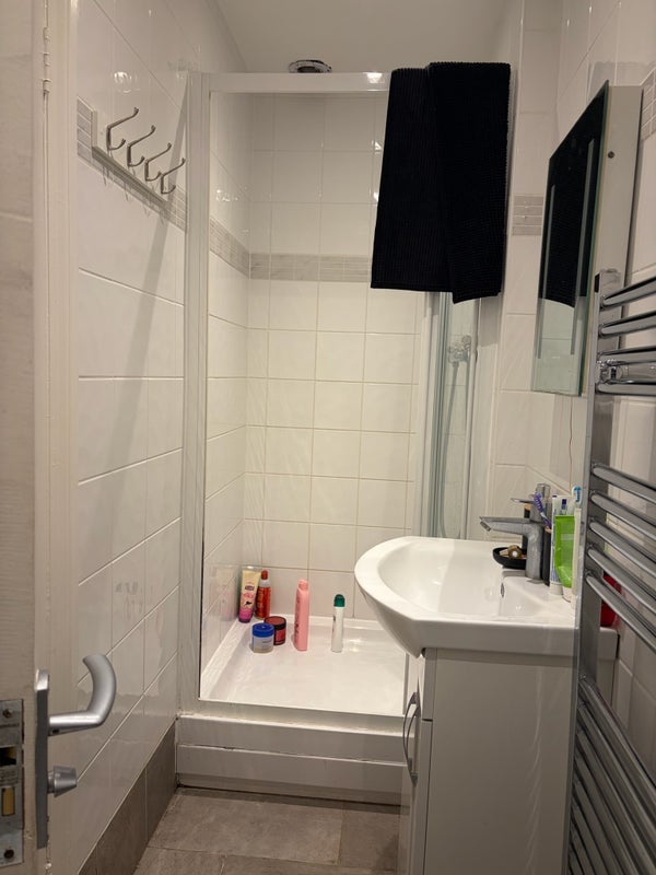 Room Hopton Road in Greater London