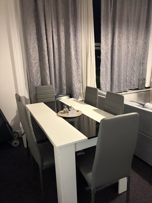 Room Hopton Road in Greater London