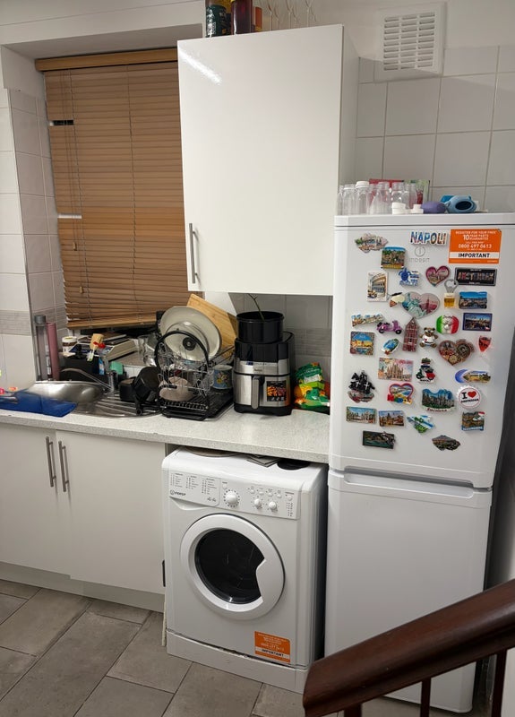 Room Hopton Road in Greater London