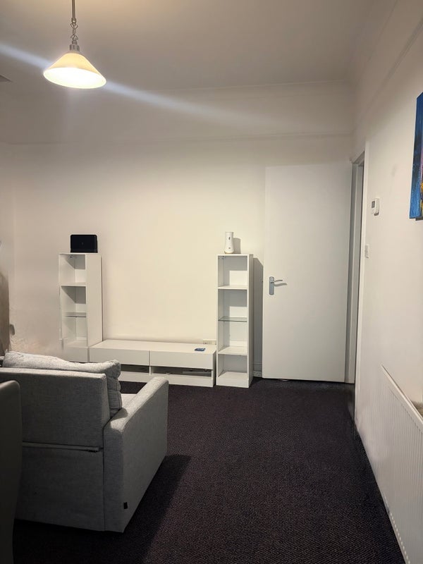 Room Hopton Road in Greater London
