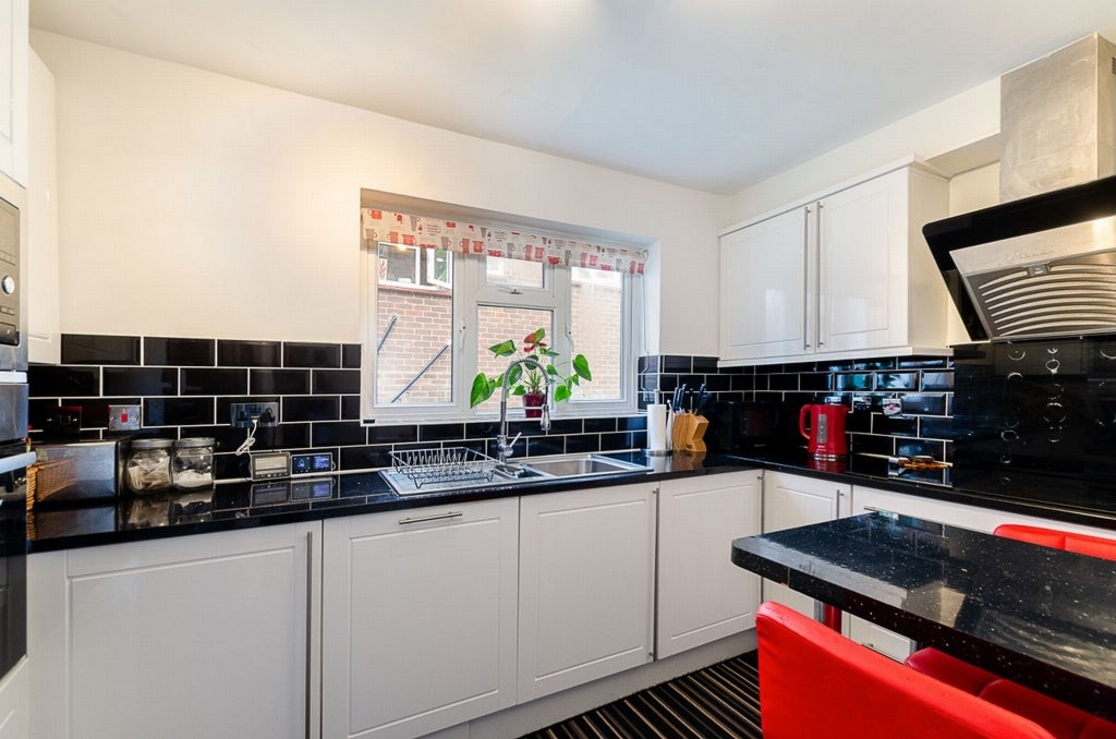 Flat Hawkhirst Road in Greater London