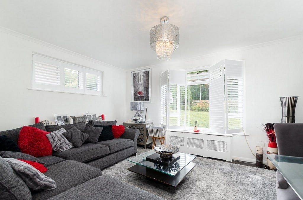 Flat Hawkhirst Road in Greater London