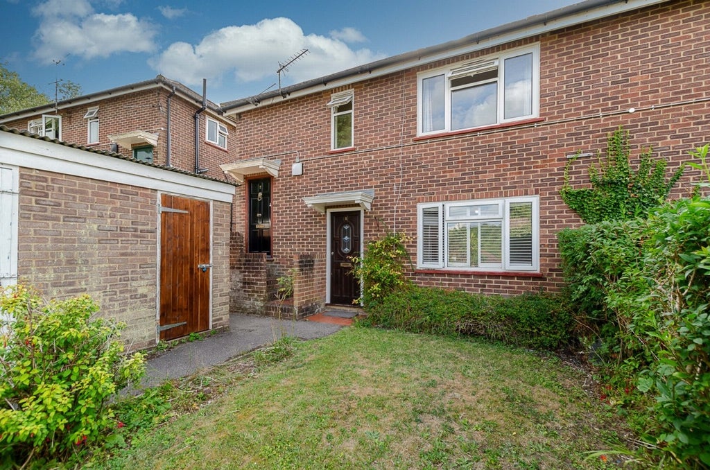 Flat Hawkhirst Road in Greater London