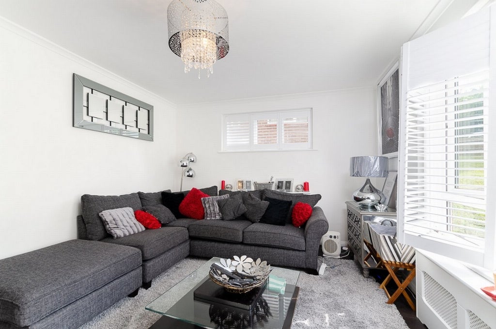 Flat Hawkhirst Road in Greater London