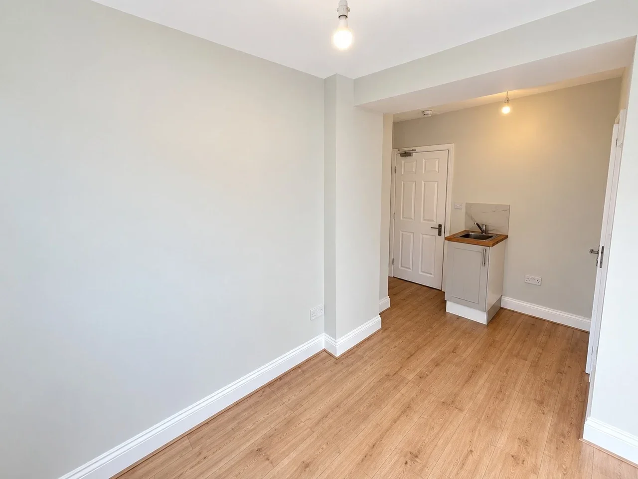 Flat Sheffield Drive in Greater London