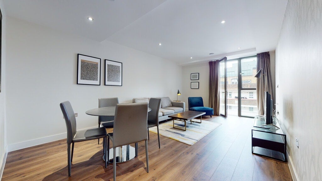 Flat Fairclough Street in Greater London