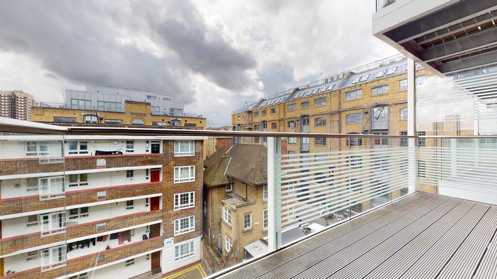 Flat Fairclough Street in Greater London